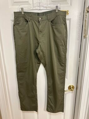 English Laundry Men's Straight Jeans in Olive Green
